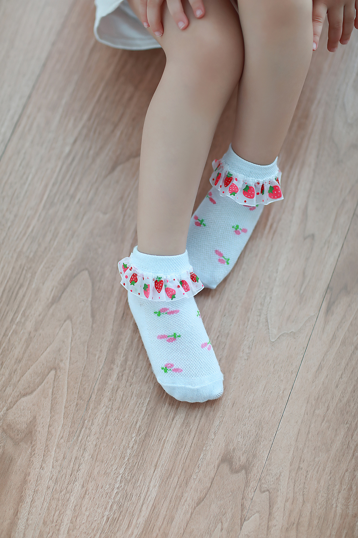 中國童模服裝拍攝可愛女童模襪子網店拍攝