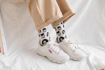 INS風潮流 2019秋冬卡通中筒襪穿搭指南